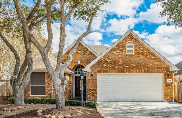 Elegant westside home with fenced yard, patio, chef's kitchen, washer/dryer & AC