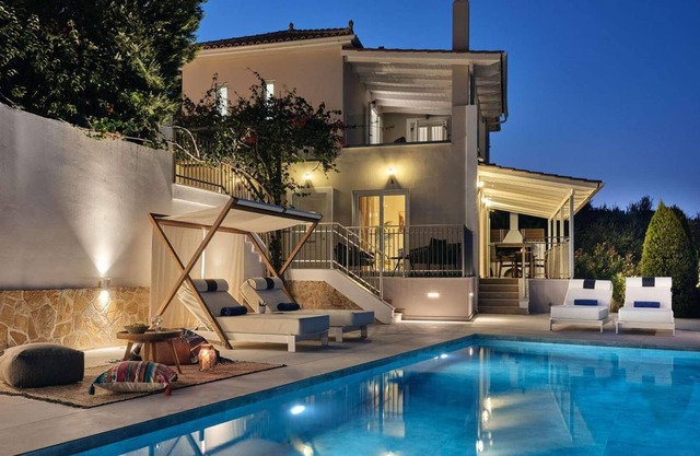 Elevated villa overlooking countryside, free WIFI