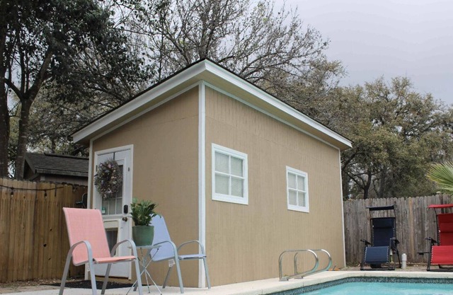 Eli’s Pool Cabin