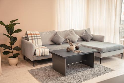 Elite Business Residence with Free Gym Pass, Street Parking and Full Office Setup