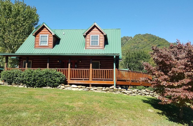 Elk Horn Ridge is a lovely log home, accommodates 6, WiFi, AC, easy access.