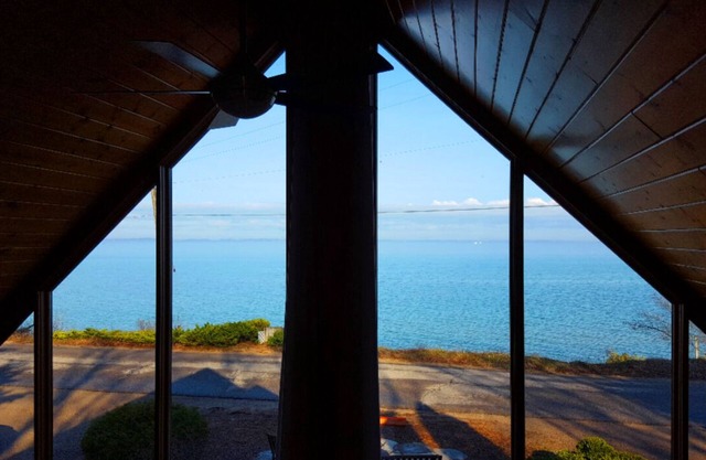 ELK RAPIDS SUNSET CHALET - Sandy Beach frontage & Sunset over the bay