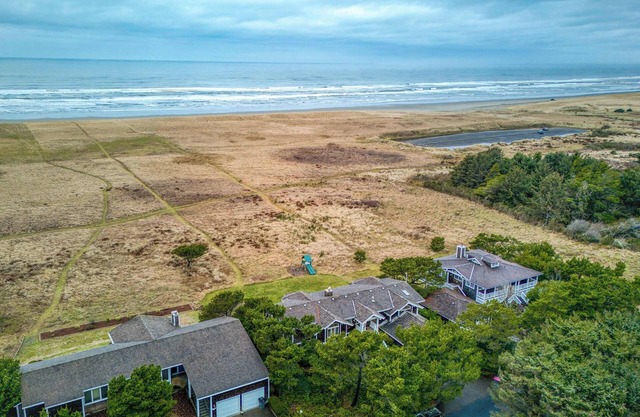 Elk Ridge - Lux Oceanfront Family Retreat Hot Tub