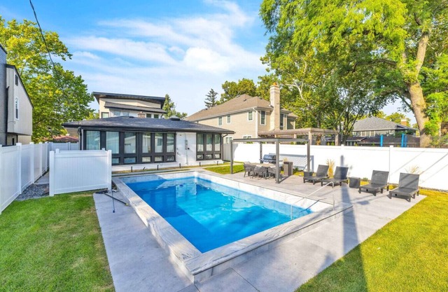 Elmhurst Luxury 4BR w/Pool, Fenced Yard, Downtown