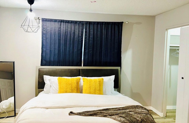 Elsichy Stay Cozy Home - Sleeps 12- Near West Edmonton Mall
