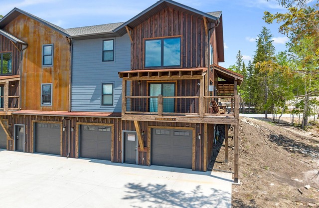 Embers Gulch 1 brand new duplex, wifi, hot tub, paved roads, shared pool access
