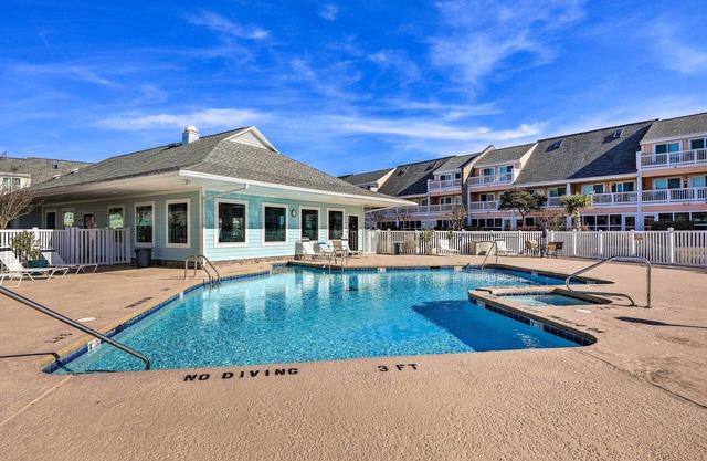 Emerald Isle Condo Near Beach w/Screened Porch!
