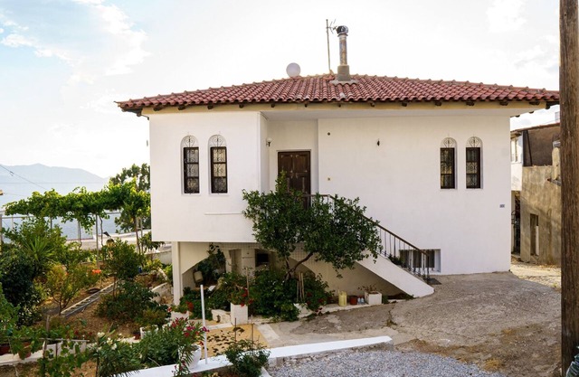 EMPHASIS Traditional House