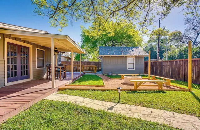 Enchanting 4-bedroom house with Pool, Theater, Firepit and Games. Pet Friendly.