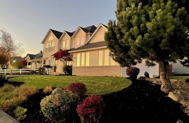 Enchanting 4-bedroom furnished house in La Center