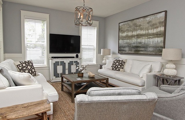 Enchanting Beach Cottage, 2 Golf Carts, Easy Access to the Pool & Beach, Tram