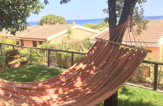 ENCHANTING VILLA A FEW METERS FROM THE SEA