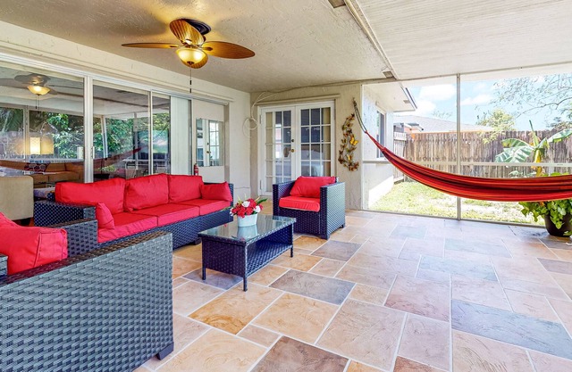 Enclosed Yard, Covered Porch, & Foosball - Dogs ok