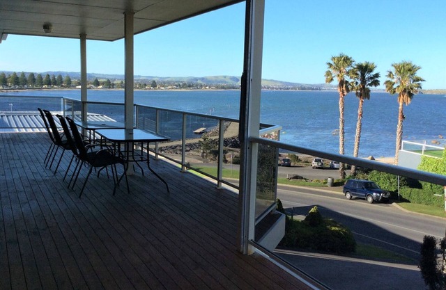 Encounter the View - stunning panoramic ocean views (No schoolies)