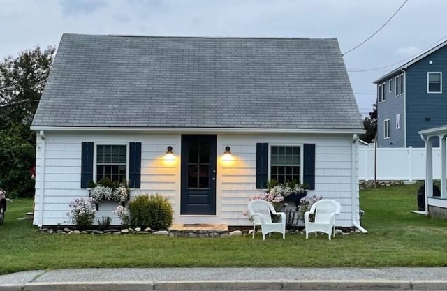 Enjoy a Relaxing Time in Narragansett, 2 Blocks From The Beach