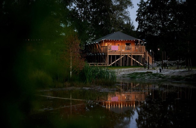 Enjoy a unique glamping experience in the Safaricottage XL for 6 people at Vakantiepark de Sallandshoeve, in the heart of nature at the Sallandse Heuvelrug.