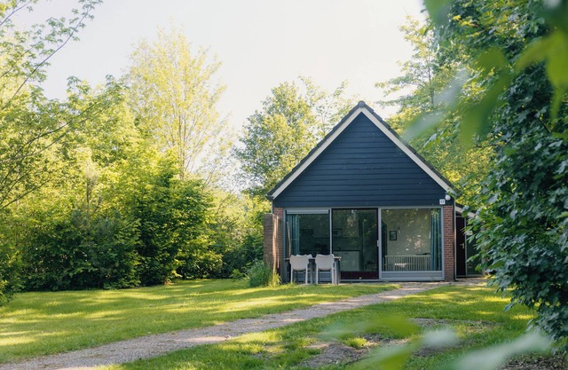 Enjoy comfort and nature in the IJssel Comfort Plus bungalow for 4 persons at Vakantiepark de Sallandshoeve, with modern amenities and a peaceful setting.