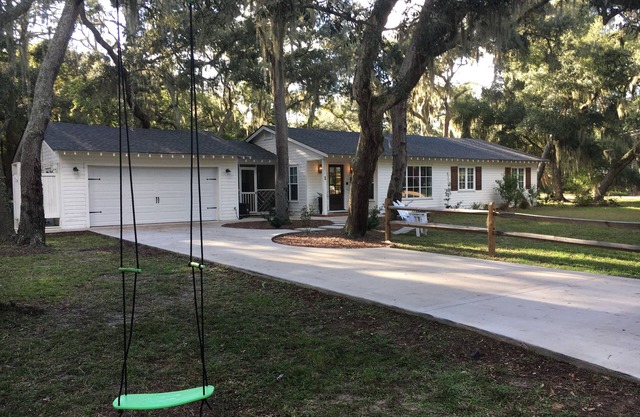 Enjoy FALL BREAK 🏝️ Perfect location for families+4 Bikes. 2 night min most dates
