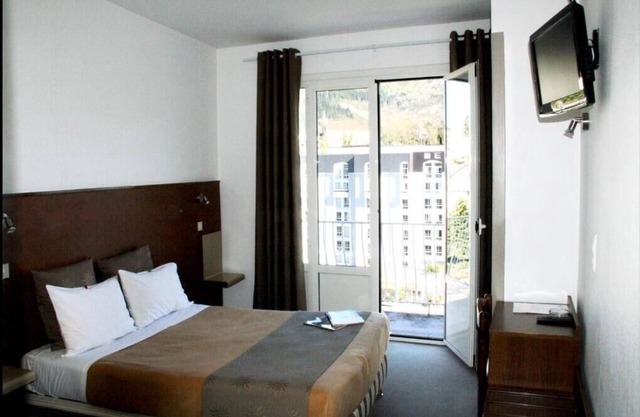 Enjoy Homelike Comfort & Balcony Sights w/Modern Amenities in Lourdes