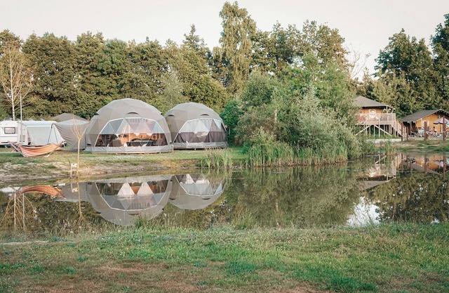 Enjoy luxury glamping in the Waard Round Holly tent, with a pond view, a bathtub, and modern amenities for 4 people.