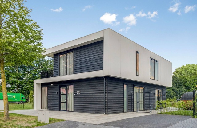 Enjoy luxury in the vacation villa Moon: 8-person villa with whirlpool, sauna and terrace by the water. Modern and spacious, ideal for a relaxing vacation!