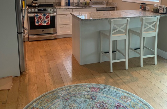 Enjoy our cozy, newly furnished, cottage near newport's beaches and restaurants!