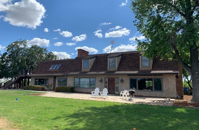Enjoy the beautiful Kings River and spectacular Sierra views at Riverbend Ranch