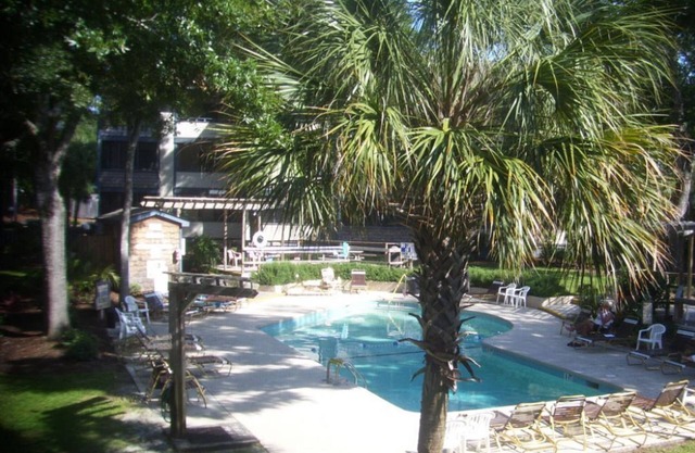 Enjoy the breeze from the screened in porch on summer nights - Summertree F2
