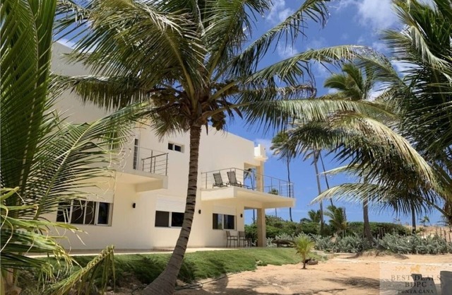 Enjoy the sea and rest in a beautiful villa with a private beach