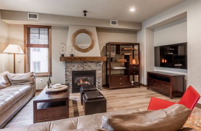Enjoy the Summer in Mammoth Lakes! Townhome with 2 Private Decks, Hot Tub, Fireplace and Grill!