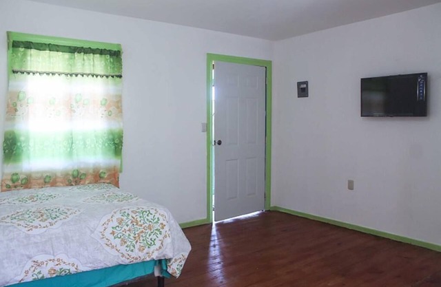 Enjoy vibrant sunsets, gorgeous ocean views and a warm tropical breeze in Roatan