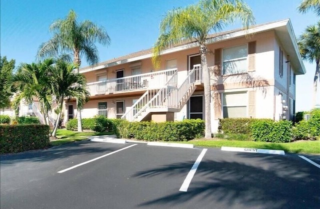 Enjoy your stay at this cozy condo right off Marco Island at Mainsail 1035 in Naples!