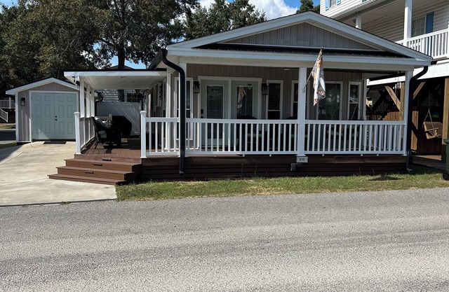 Enjoyable 3-bedroom,RELAXING POND VIEW, 10 steps from FISHING.memories made.