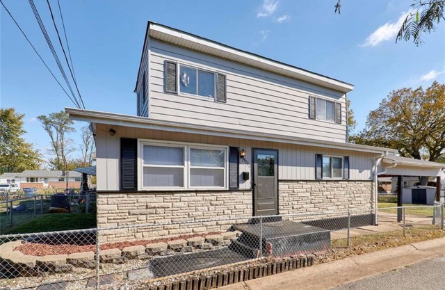 Enjoyable 3-bedroom house with AC in St. Louis