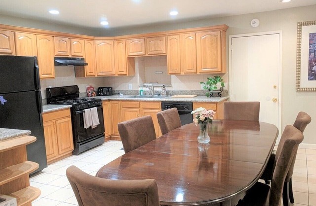 Enjoyable 6+bedroom house near Oakland Airport