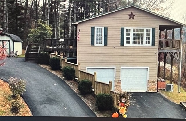 EnjoyThis Home in the Mountains ,5 min walk to the River ,Boone ,West Jefferso