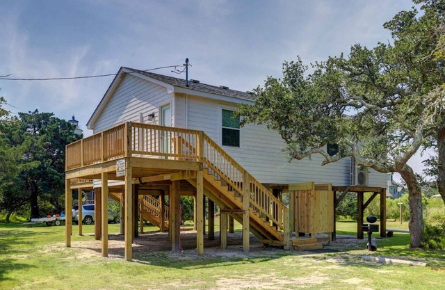 Enoch's Hideaway: Cozy, comfortable Ocracoke cottage with Lighthouse views