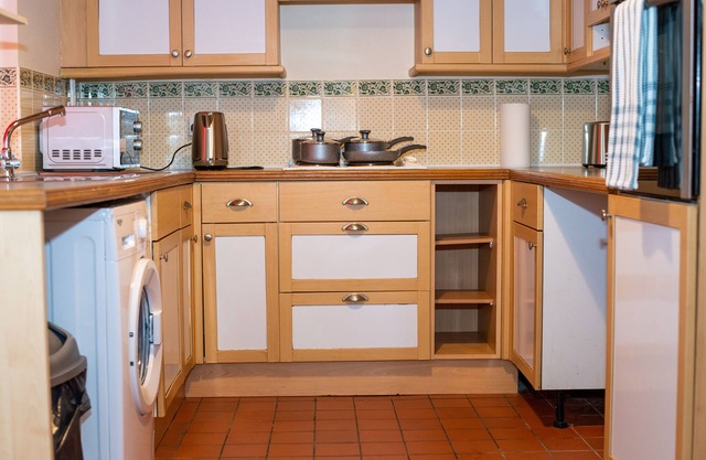 Entire 2 bedroom house in a quiet environment, 0.4miles to train station