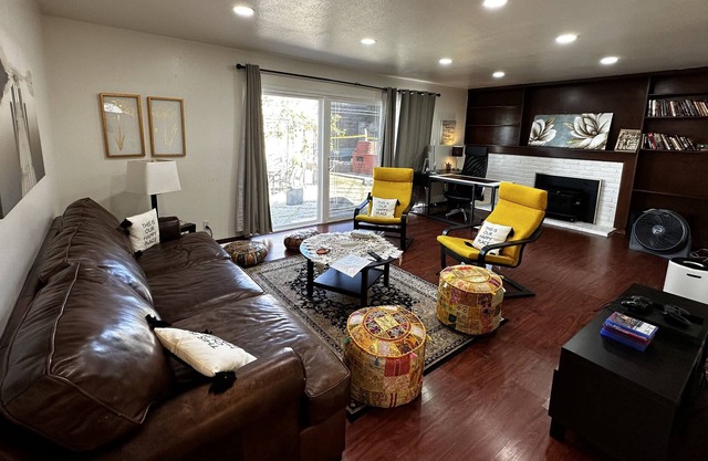 Entire 3 bedrooms house close to everything