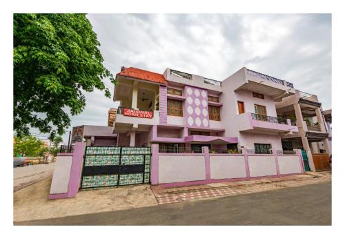 Entire 3-room homestay perfect for families & groups, accommodates up to 9 guests- Jaiswal Homestay