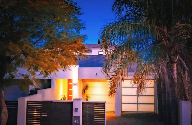 ENTIRE 4 BR 2 Bth-UPMARKET home-PARKSIDE- Brilliant Location close to city
