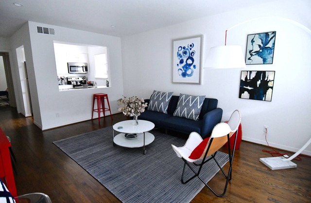 Entire Bldg 4 Individual apts (1 BR/1BA x4) Parking| Oaklawn/HP/Uptown| sleep 12