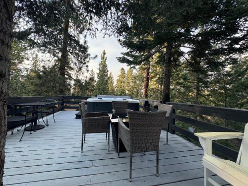 Entire Cabin, Walk to Ski Slopes, Hot Tub, Fast WiFi, 2 Parking, Fenced Yard, Wash & Dryer, Fire Pit, Pet Friendly, BBQ, Hike, Golf, Zoo