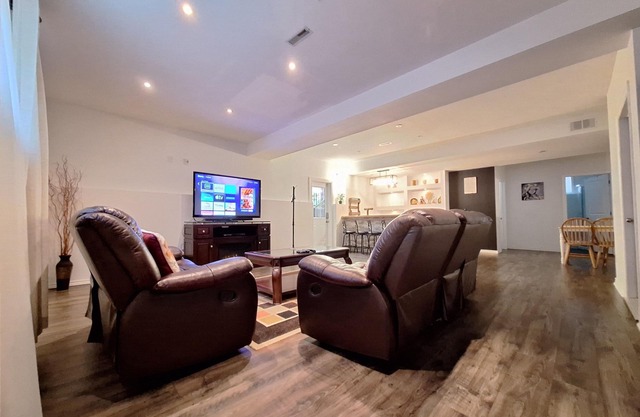 Entire guest house in Niagara Falls, Canada.nUp to 6 guests to sleep.