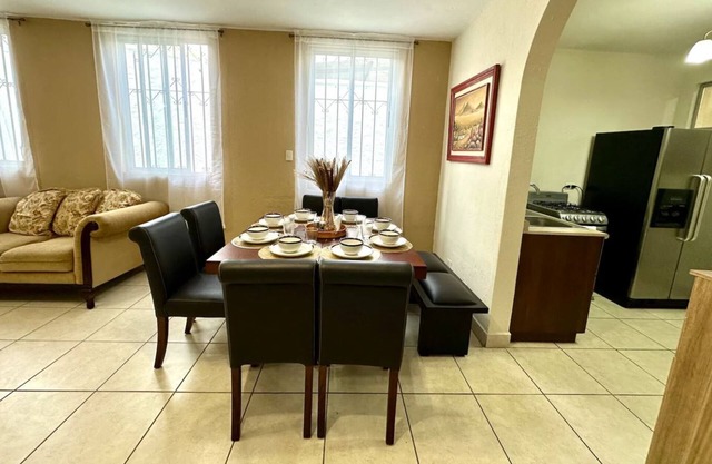 *Entire house/5 rooms/6 beds/2.5 bathrooms/2 garages
