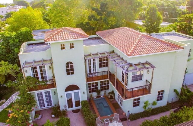 Entire house in historic Flamingo Park, West Palm Beach. Dog friendly. Quiet.