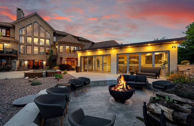 Entire mansion on Lake Michigan! Perfect for hosting groups. Pool, games, & more