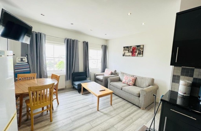 Entire New Flat With View to River Yare, H7