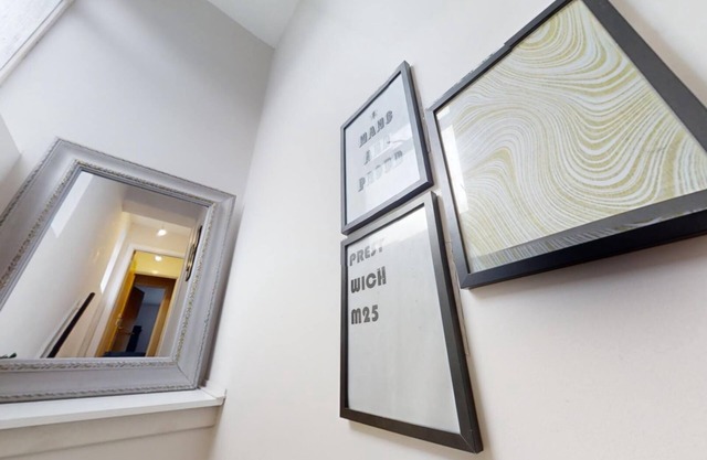 Entire serviced apartment in Prestwich. On the doorstep of Heaton Park!