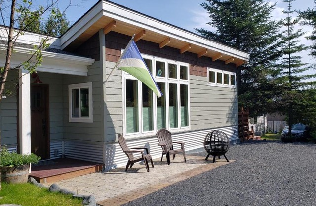 Entire Tiny Home close to cruise ship terminal Alaska Railroad and downtown Seward